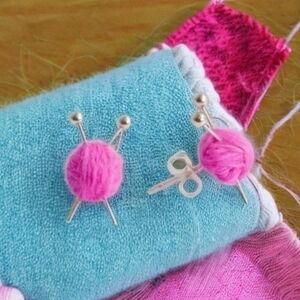 MODCLOTH ITTY BITTY KNITTING BALL OF YARN STUD EARRINGS